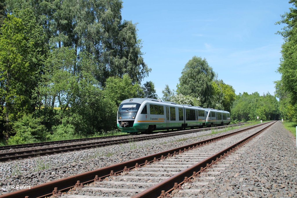 VT16 + VT10 als VBG81123 Marktredwitz - Regensburg Verst�rkerzug bei Sch�nfeld. 05.06.13