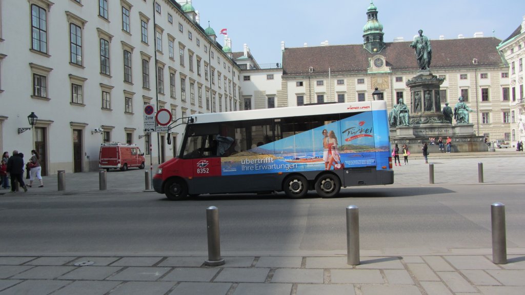 VW Kleinbus bei Wien Spanische Hofreitschule am 5.4.2012.