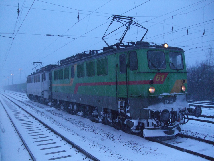 WAB61(142 118-9)+DP52 142 134-6 kurz nach ihrer Ankunft aus Stendal-Niedergnre.Aufgenommen am 16.12.10 im Bahnhof Rostock-Bramow