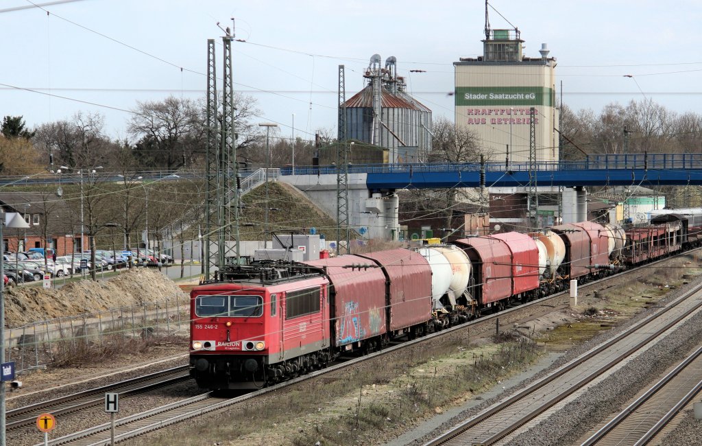 W�hrend 155 246-2 mit ihren  Gemischten  am 18.04.2013 gem�hlich durch den Bf Tostedt f�hrt, kommt ein ICE 2 rechts in das Bild gefahren und rauscht an den G�terzug vorbei!