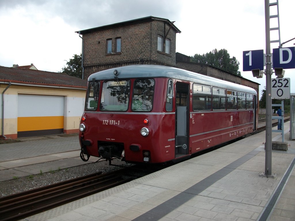 W�hrend 172 132 am 26.August 2010 schon R�gen verlassen hatte,blieb 172 171 noch auf R�gen und fuhr zwischen Bergen und Lauterbach Mole.