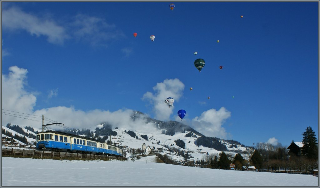 Whrend der Himmel in Chteau d'Oex voller Ballone ist, fhrt der MOB ABDe 8/8 mit Regionalzug 2221 in Richtung Montreux.
(28.01.2013) 