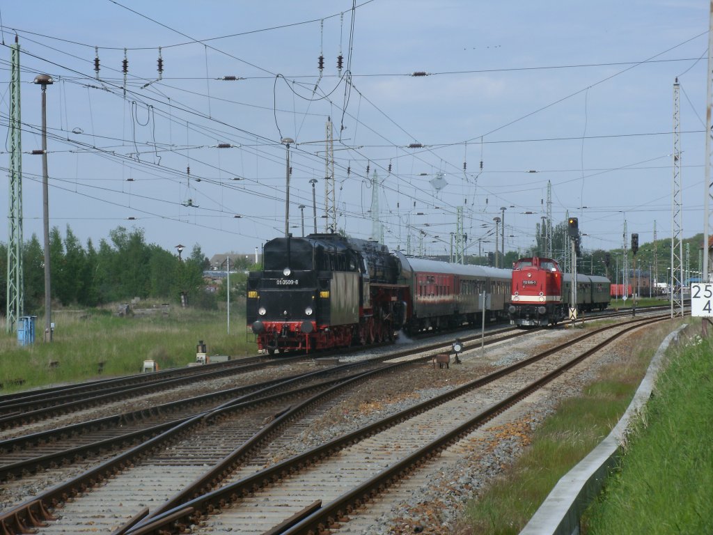 W�hrend die PRESS 112 565-7 in Bergen/R�gen blieb,verlie� die 01 0509-8,am 19.Mai 2012,am Nachmittag mit ihren Sonderzug Putbus-Cottbus wieder R�gen.