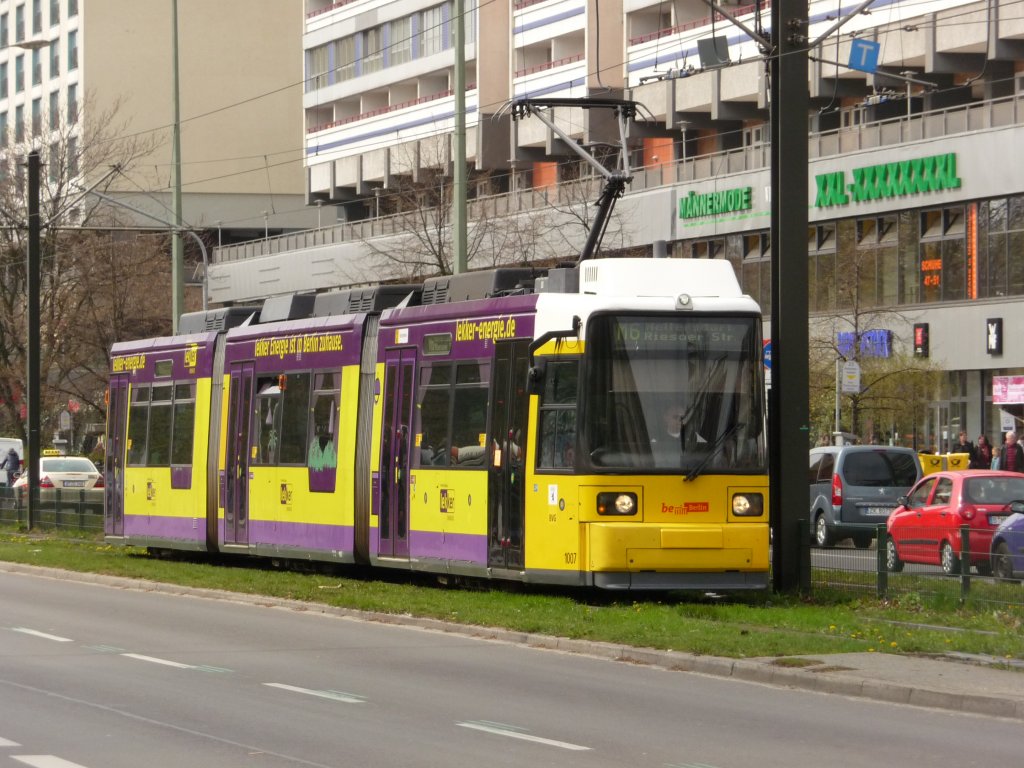 Wagen 1007 erreicht am 11.04.2012 den Alexanderplatz in Berlin.
Linie M6 -> Berlin-Hellersdorf, Risaer Strae