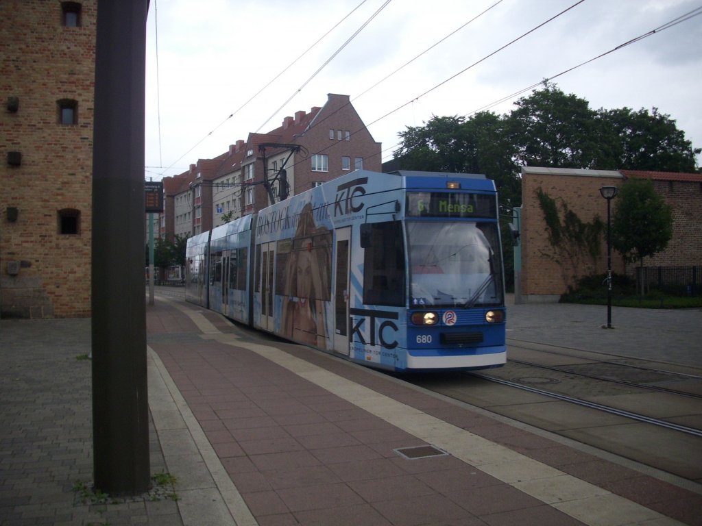 Wagen 680 der Rostocker Stra�enbahn AG, am Steintor fotografiert.

