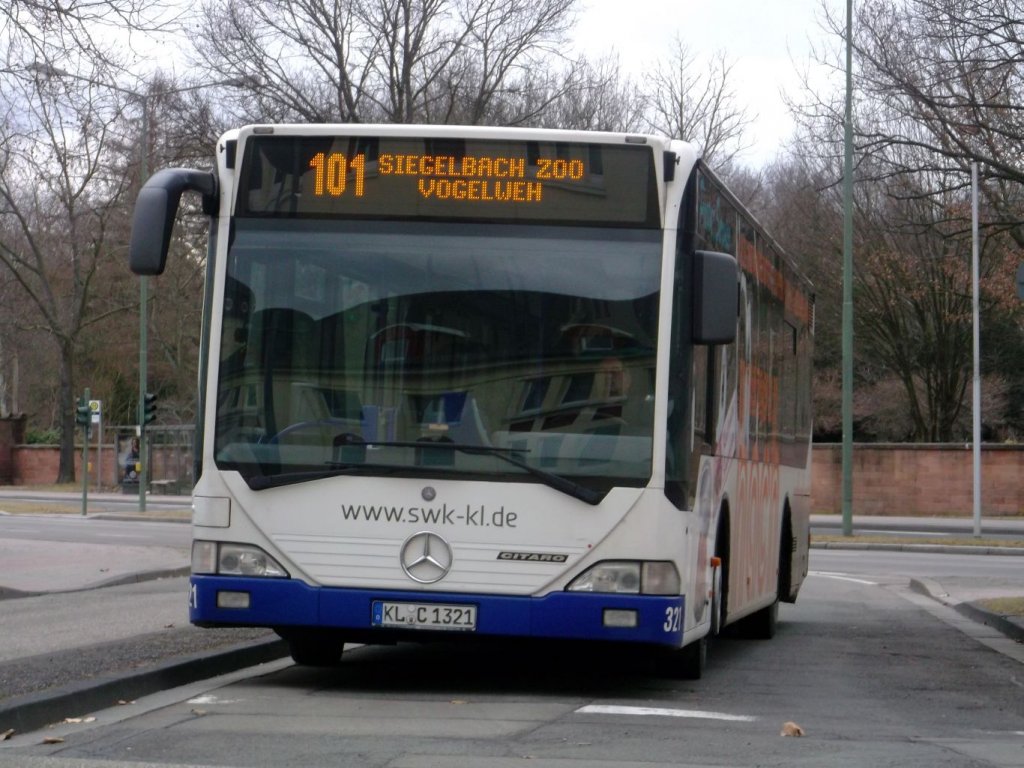 Wagen Nummer 321 (Mercedes Benz O 530) der SWK (ehemals TWK) Kaiserslautern stand am 26.2.12 als Linie 101 an der Endhaltestelle Hauptfriedhof und wartete auf die Weiterfahrt zum Siegelbacher Zoo �ber Vogelweh.