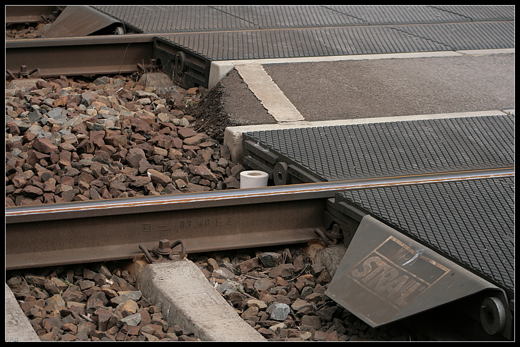 Was man so an einem Bahnbergang notfalls braucht: eine Rolle Toilettenpapier ;) (Erkner 06.04.2010)