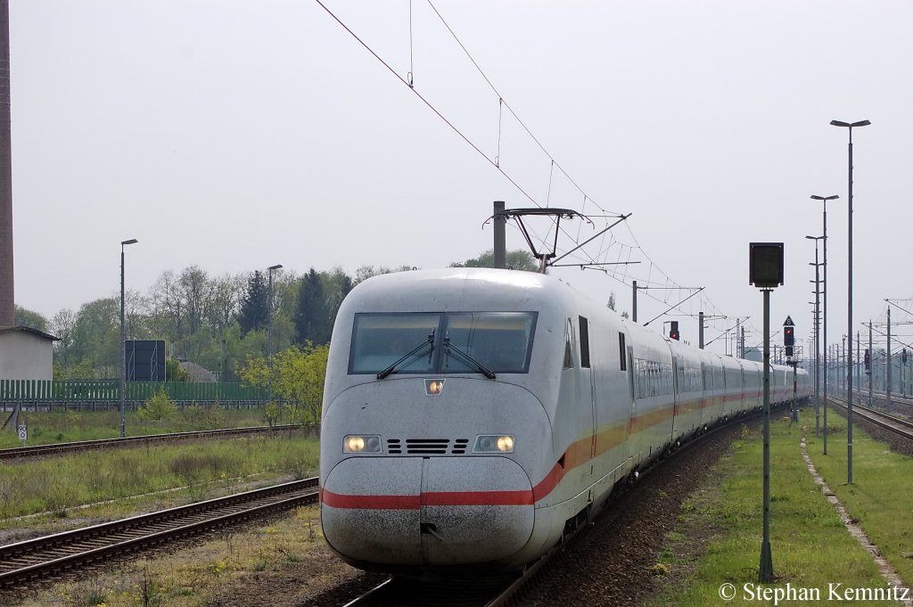 Wegen momentan eingleisiger Strecke in Rathenow, wegen Schienenbruch an einer Weich und einen Gterzug, musste 402 013-7  Nauen  & 808 012-9  Potsdam  als ICE 549 von Kln Hbf nach Berlin Hbf(tief) in Rathenow auf Gleis 2 den Bahnhof durchfahren. 28.04.2011