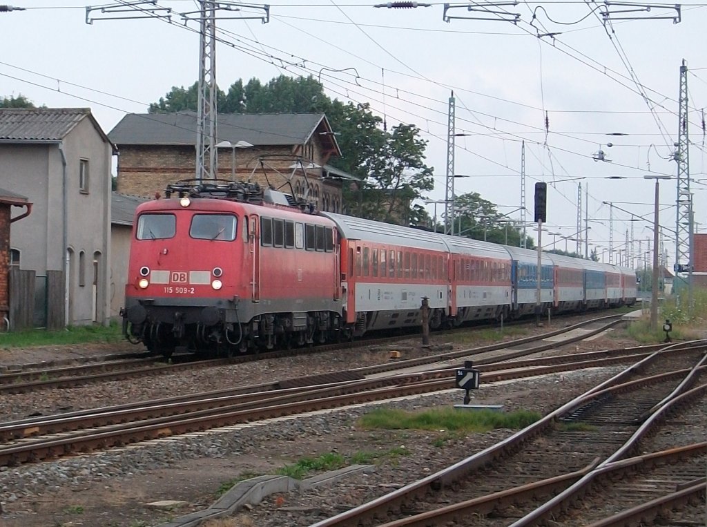Wenige Minuten alt ist die Aufnahme von 115 509 als Diese am 02.August 2010 mit dem EC Wien-Binz den Bahnhof Bergen/R�gen verlie�.
