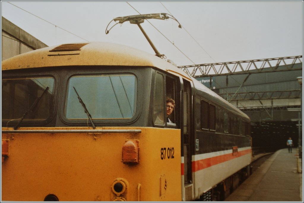 Wenn Lokf�hrer und Fotograf die Rolle tauschen...
London Euston am 19. Juni 1984/Fotografiertes Bild (BR-Fotograf unbekannt)