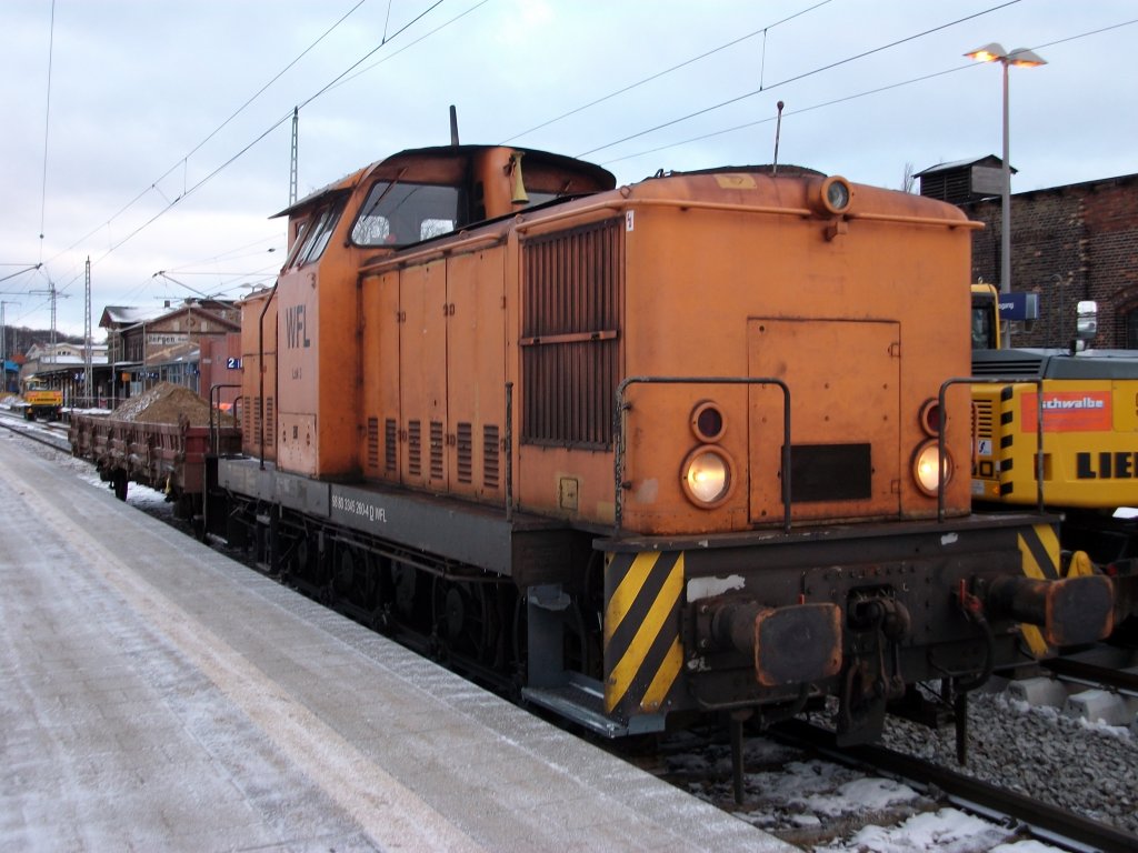 WFL-Lok Nr.3 half am 12.Dezember 2010 beim Aufr�umen in Bergen/R�gen.