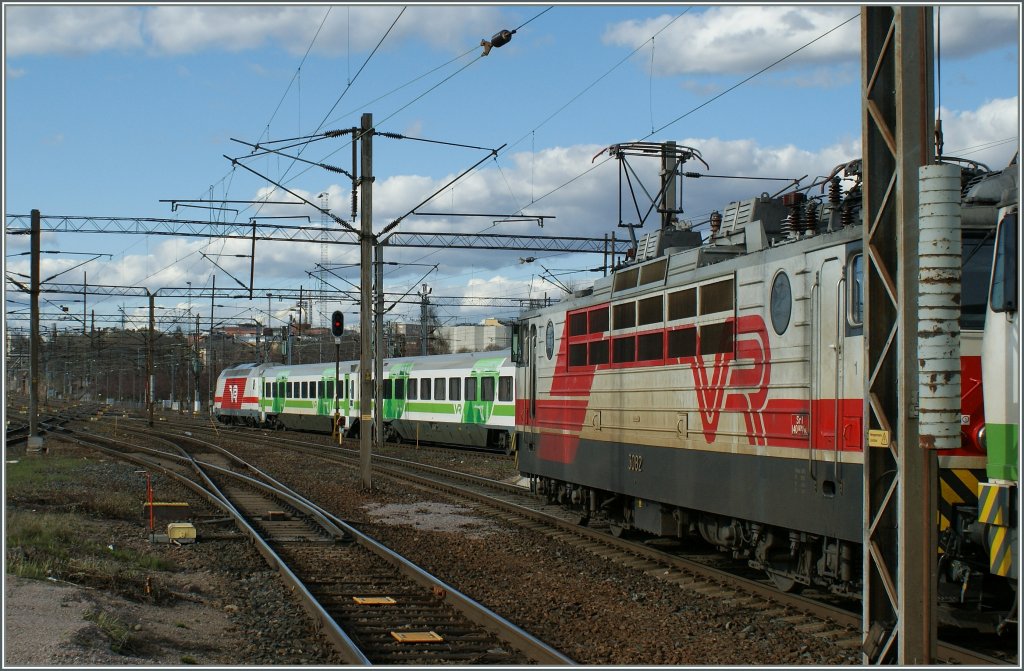 Whrend die Sr1 mit ihrem Nachtzug nach Moskau noch auf die Abfahrt warten, verlsst eine Sr2 mit ihrem IC Helsinki.
29.04.2012