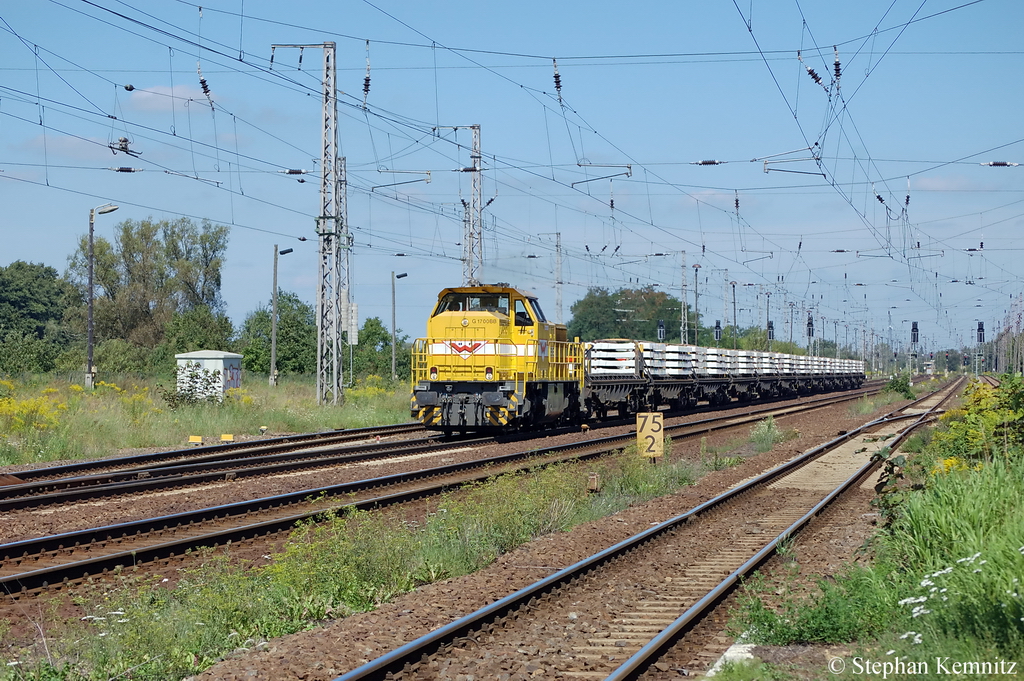 Wiebe-Lok Nr.12 (277 018-8) mit Schwellenzug in Priort Richtung Golm unterwegs. 20.08.2011