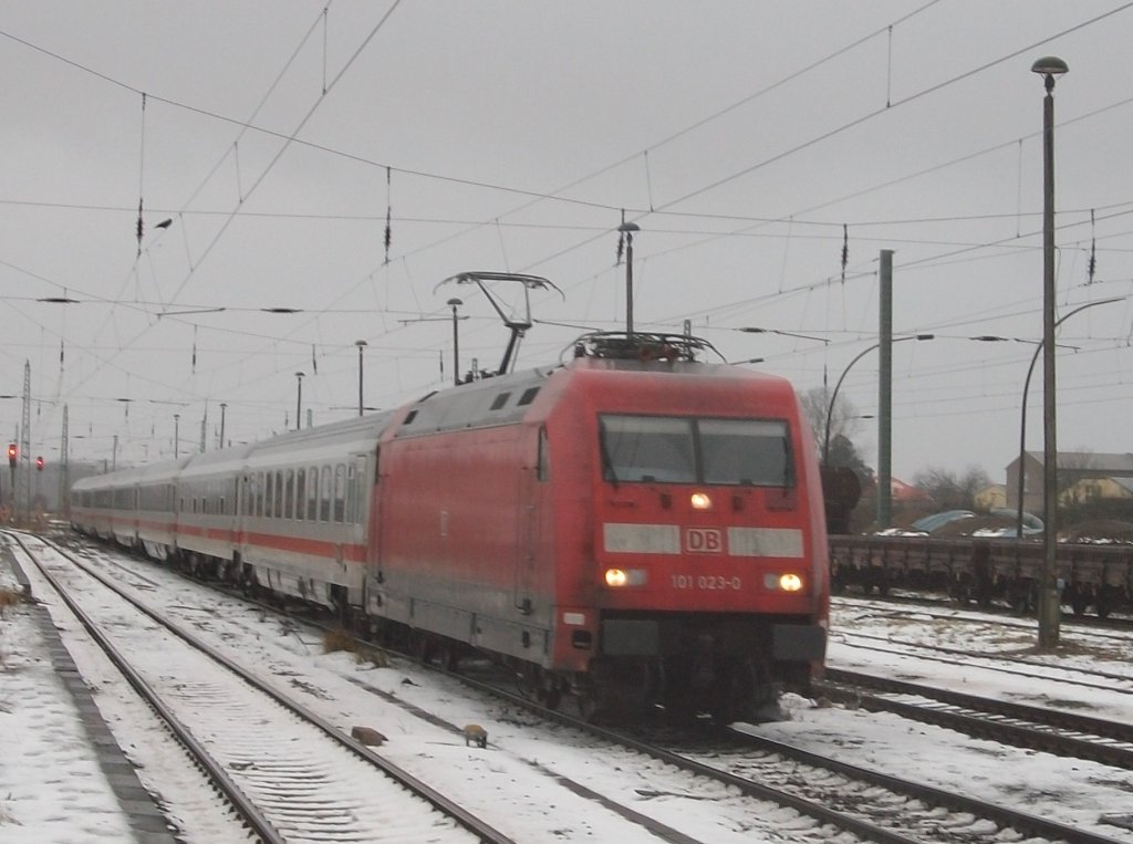 Wieder gab es am 11.Dezember 2010 kein gutes Fotowetter,als ich 101 023 mit dem IC Hannover-Binz in Bergen/R�gen fotografierte.