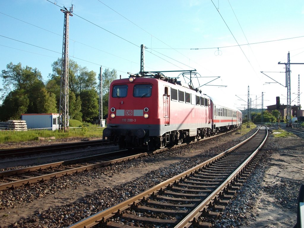 Wieder mit Versp�tung durchfuhr EC 378 Wien-Binz mit 110 200 den Bahnhof Lietzow.