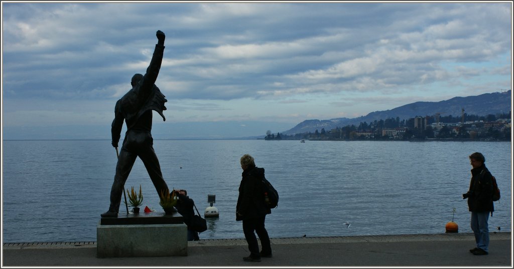 Wird von vielen besucht,bestaunt und fotografiert: Die Statue von Freddie Mercury am Genfersee in Montreux.
(26.02.2012)