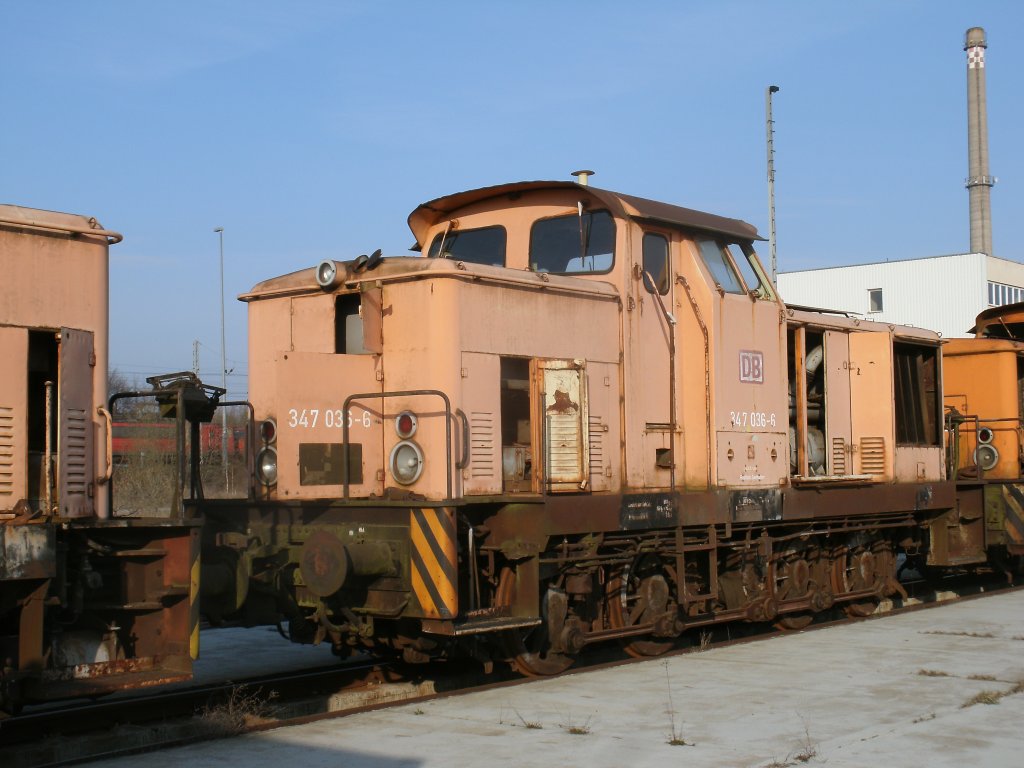 Zu den drei z-gestellten 347er von Mukran zhlt auch 347 036-6.Alle Loks gehren noch zu DB Schenker Rail obwohl die Loks schon seit Jahren z-gestellt sind.Aufnahme vom 19.April 2012.