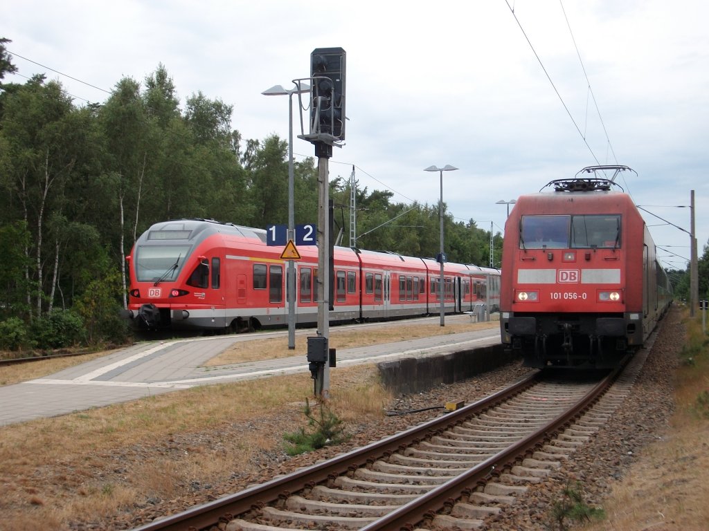 Zugkreuzung am 24.Juli 2010 in Prora.W�hrend 101 056 mit dem IC Koblenz-Binz auf Ausfahrt warten mu�te,hatte 429 026 aus Binz nach Stralsund Einfahrt.