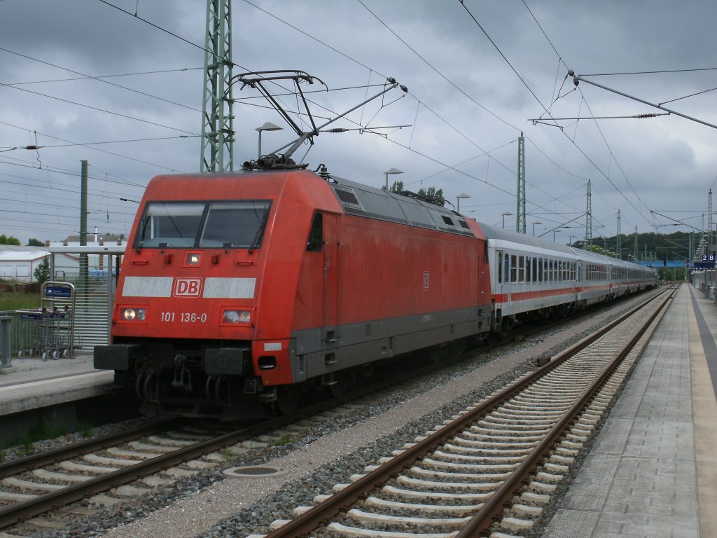 Zuglok im Abschnitt Binz-Rostock war,am 09.Juni 2013:101 136-0 w�hrend am Schlu� die Bupo 101 060-2 mitlief und den Zug ab Rostock bis Hamburg Hbf bespannte.Hier hielt der IC 2287 Binz-Hamburg Hbf in Bergen/R�gen.