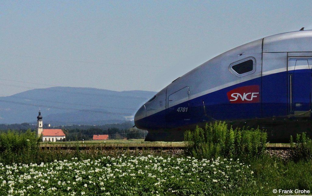 Zum Abschluss der TGV-Fotos noch ein kleines Experiment: Detail Triebkopf von SNFC TGV 4701 vor Kulisse des Bayerischen Waldes mit Bayerischem Kirchlein, fotografiert bei Strakirchen am 29.06.2011