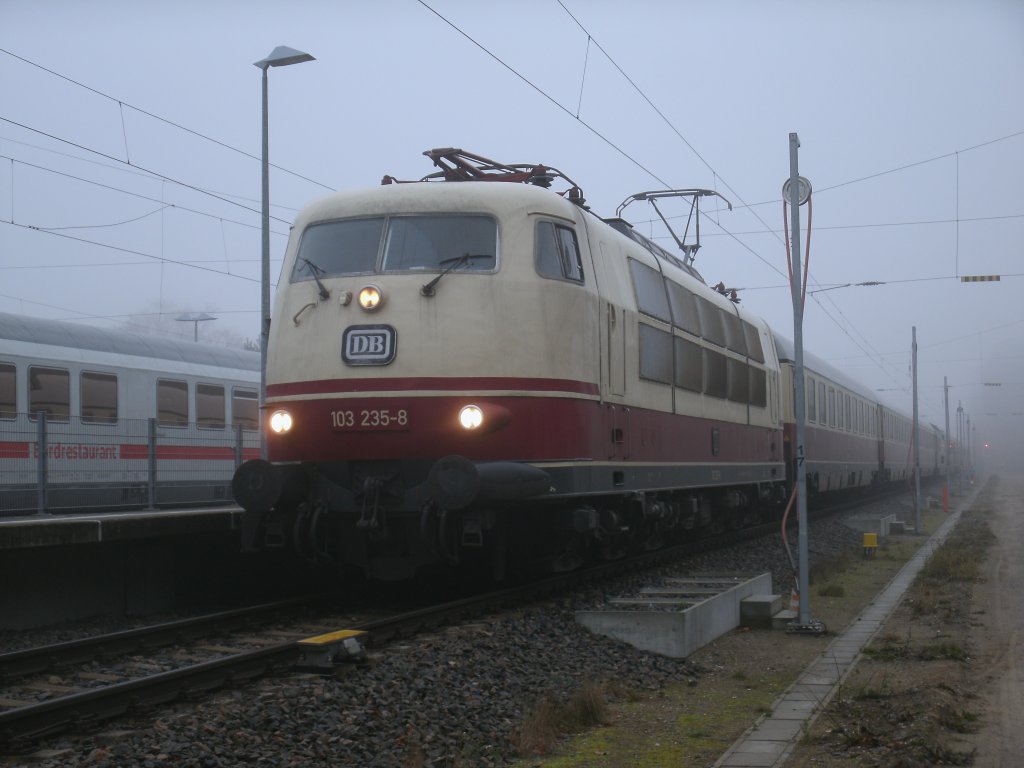 Zum letzten Mal kam der legend�re TEE Rheingold mit der 103 235-8 nach R�gen.Am 21.November 2012 nahm ich im vernebelten Binz Abschied vom legend�ren Zug der als TEE 9 nach Koblenz zur�ckfuhr.