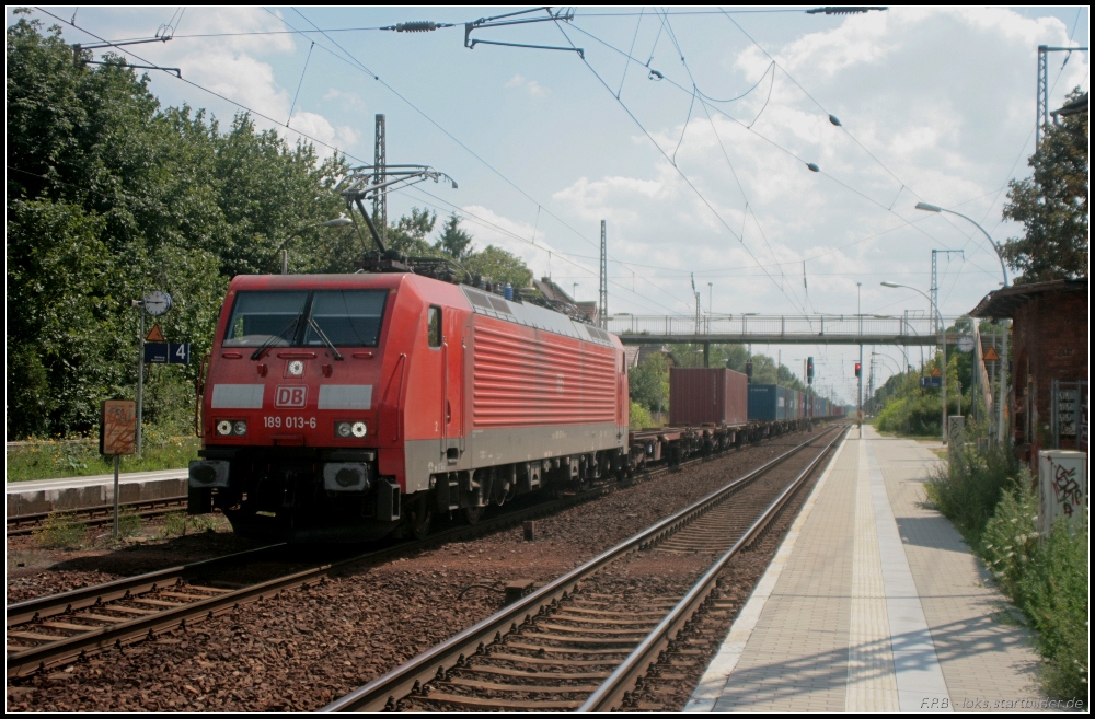 Zum Tf-Wechsel kommt DB Schenker 189 013-6 mit einem m��ig ausgelasteten Containerzug am 16.07.2011 nach Wustermark Priort eingefahren (NVR-Nummer 91 80 6189 013-6 D-DB)