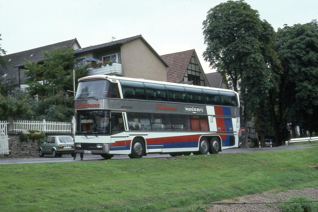 Zum Zeitpunkt der Aufnahme am 1.9.1985 war dieser Neoplan Doppelstock
Bus der Fa. L�hrmann, Osnabr�ck unter den Reisebussen noch eine Rarit�t. 
Es war noch was Besonderes, im Doppelstockbus zu reisen. Heute ist es allt�glich
und keine solche Besonderheit mehr. 
Dieser Bus Typ hat heute Museumalter erreicht und z�hlt zu den Oldtimern.
