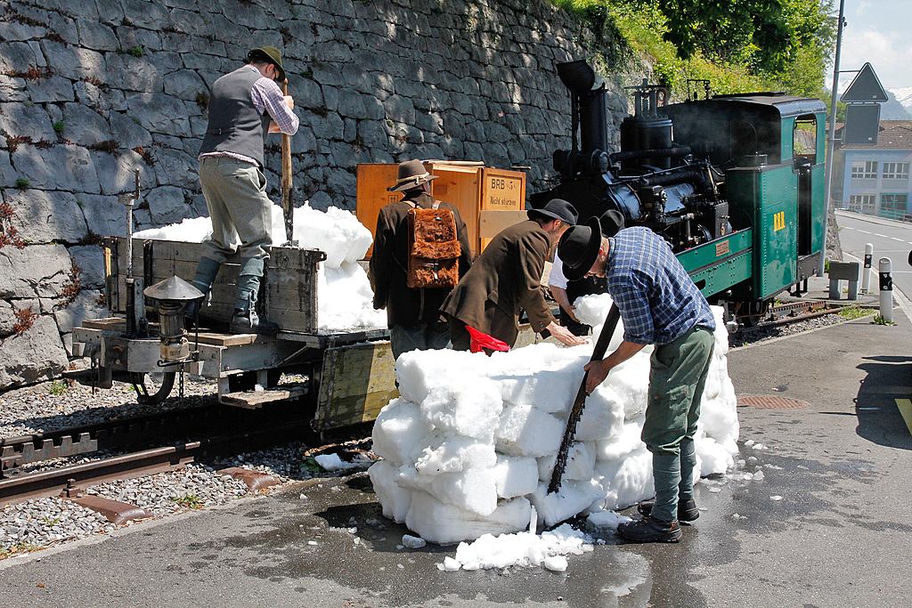 Zurck in Brienz, fabrizieren die BRB-Mannen eine Schneebar, auf der bald das Bier khl gelagert und angeboten wird... 24. Mai 2012