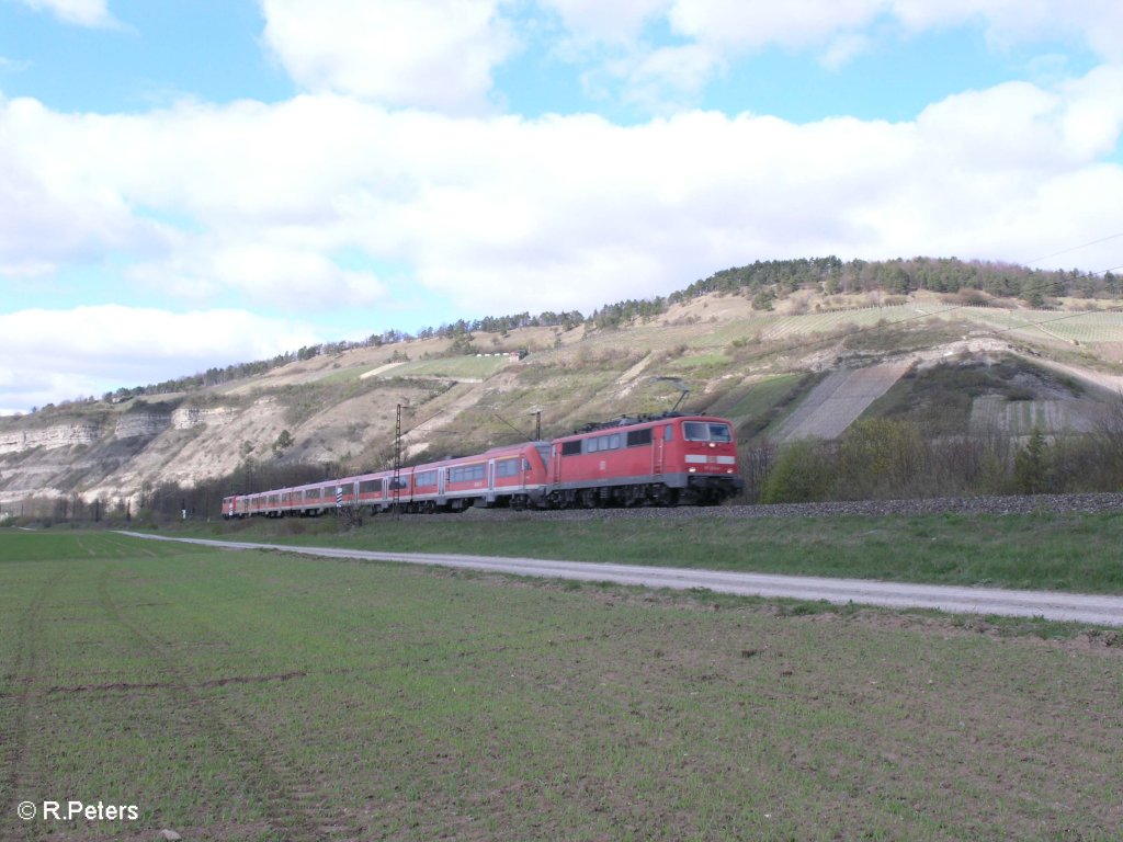 Zwei 111er bef�rdern im Sandwitch ein RE bei Th�ngersheim. 10.02.10