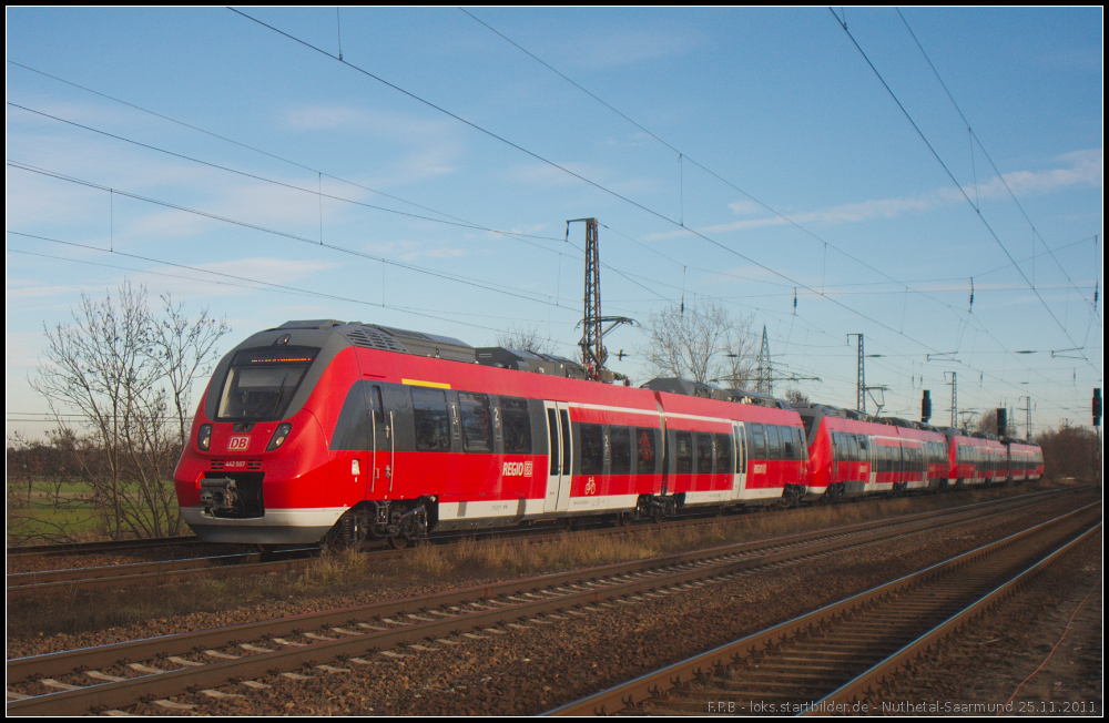 Zwei 2-teilige und ein dreiteiliger Talent 2 waren am 25.11.2011 auf Testfahrt. Vorneweg 442 007 (442 507), ein unerkannter 442 sowie der vierteilige 442 211 bei der Durchfahrt Nuthetal-Saarmund