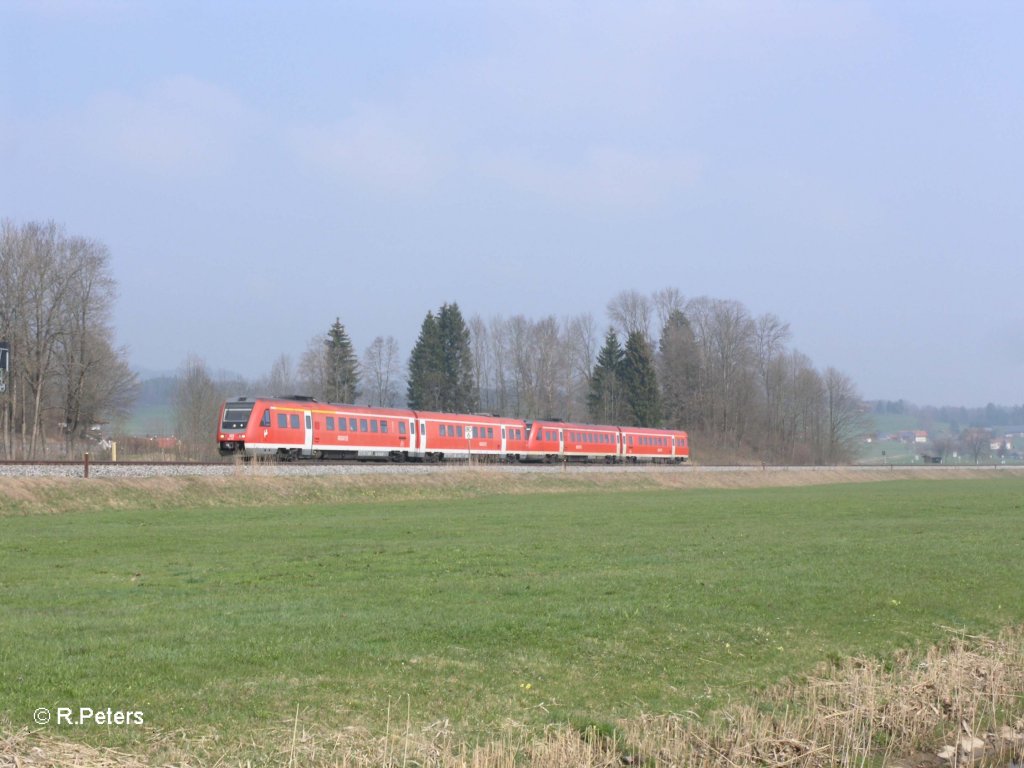 Zwei 612er ziehen bei Stein im Allg�u als RE Lindau/Oberstdorf. 17.04.10
