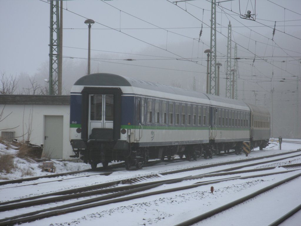 Zwei ABomzwagen von IntEgro und ein ABomz in DR-Farben,am 27.Januar 2013,abgestellt in Bergen/R�gen.