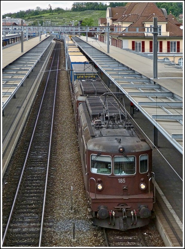 Zwei BLS Re 4/4 ziehen am 22.05.2012 eine  blaue Wand  durch den Bahnhof von Spiez. (Jeanny)