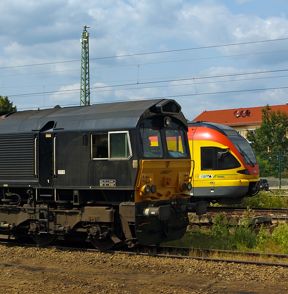 Zwei ganz unterschiedliche Gesichter - Die Class 66 (MRCE 653-09) und ein FLIRT (der HLB), hier am 13.07.2013 in Ehringshausen (Lahn-Dill-Kreis).