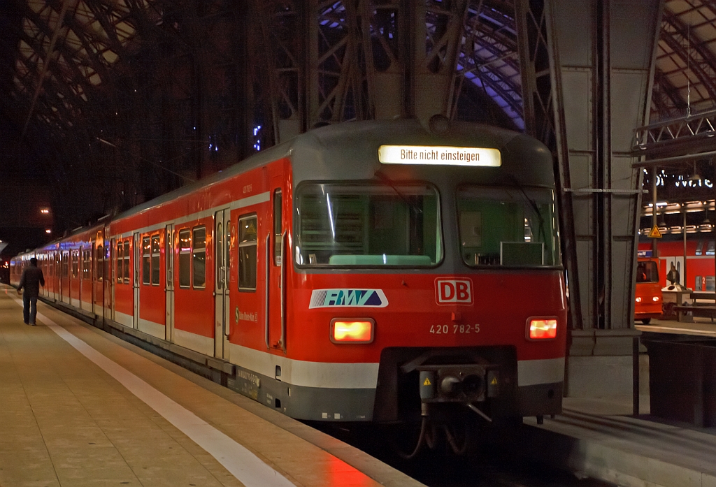 
Zwei gekuppelte ET 420 (der Vordere bestehend aus 420 782-5 / 421 282-5 / 420 282-6) steht am 28.09.2012 im Hbf Frankfurt am Main. 
Die vordere dreiteilige Elektrotriebzug-Garnitur ist aus der 4.Bauserie (1978/1979) und wurde von MBB und BBC gebaut.

Die Entwicklung dieser dreiteiligen Elektrotriebzge beruht auf Olympischen Spiele 1972 in Mnchen, da Deutsche Bundesbahn dafr dringet neue S-Bahn-Triebzge bentigte.
Angelehnt an die S-Bahn-Triebwagen von Hamburg und Berlin, sowie aus Erfahrungen mit den vorhandenen Wechselstrom-Triebwagen ET 27 und ET 30 (alte BR 427 und 430), entstand 1969 diese ET der BR 420/421. Bei diesen Fahrzeugen ist jeder Radsatz angetrieben. Die ETs bewhrten sich ausgezeichnet und es wurden bis 1997 insgesamt 497 Stck dieser Baureihe gebaut. Die Endtriebwagen wurden als BR 420, der Mitteltriebwagen als BR 421 eingereiht.

Technische Daten:
Lnge ber Kupplung: 67400 mm (Endtriebwagens ET420 je 23,3m und der Mitteltriebwagens ET421 ist 20,8 m lang)
Eigengewicht: 129 t (ab ET 420 131 wurden die ET vollstndig  in Aluminiumleichtbauweise gebaut), die maximale Achslast betrgt 16 t.
Achsformel: Bo'Bo'+Bo'Bo'+Bo'Bo' (12 angetriebene Achsen ber Tanzlagerantrieb). 
Dauerleistung: 2400 kW
Hchstgeschwindigkeit: 120 km/h
Anfahrbeschleunigung: max. 1,0 m/s, im Betrieb 0,9 m/s