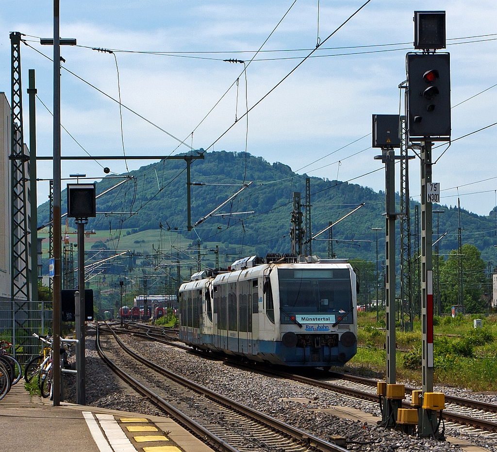 Zwei gekuppelte RegioSprinter der Rurtalbahn fahren am 25.05.2012 vom Hbf Freiburg(Breisgau) in Richtung Mnstertal (Schwarzwald). Ungewhnlich ist hier RegioSprinter der Rurtalbahn (aus Dren in Nordrhein-Westfalen) soweit im Sden der Repubilk anzutreffen.  SWEG (Sdwestdeutsche Verkehrs-Aktiengesellschaft) hat sie von der Rurtalbahn angemietet.