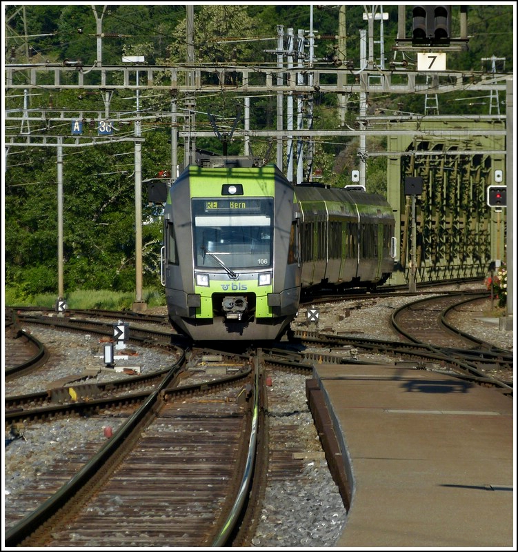 Zwei RABe 535 (Ltschberger und Ltschbergerin) fahren am 25.05.2012 in den Bahnhof von Brig ein. Auch wenn dieses Bild schon 3 Tage im Voraus gemacht wurde, so erinnert der Zug doch an die schne Fahrt ber den Ltschberg am 28. Mai. (Hans)