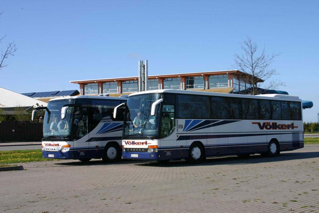 Zwei Setra Busse der Firma V�lkert, H�rstel - Riesenbeck auf R�gen,
hier an der Jasmund Therme am 13.05.2005.
Links steht der Dreiachser Setra 4126 GT HD Comfort Class
und vorne der Setra 315 GT HD Comfort Class.