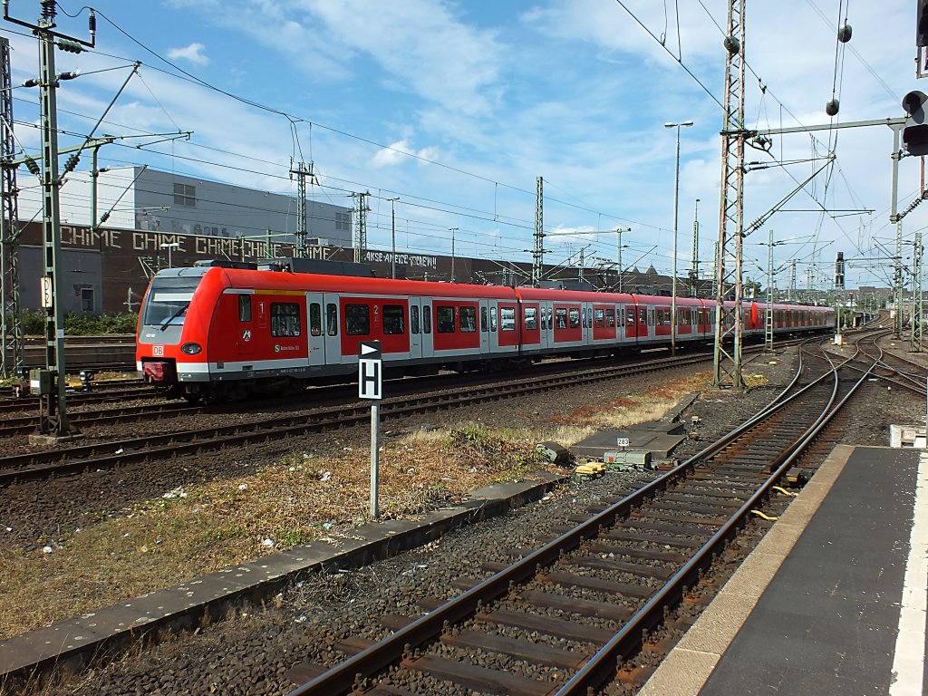 Zwei unerkannt gebliebene 423er der S-Bahn K�ln fahren am 3.8.13 in den D�sseldorfer Hauptbahnhof ein.