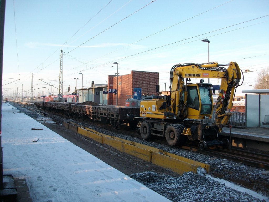 Zweiwegebagger und Niederbordwagen am 27.November 2010 in Bergen/R�gen.