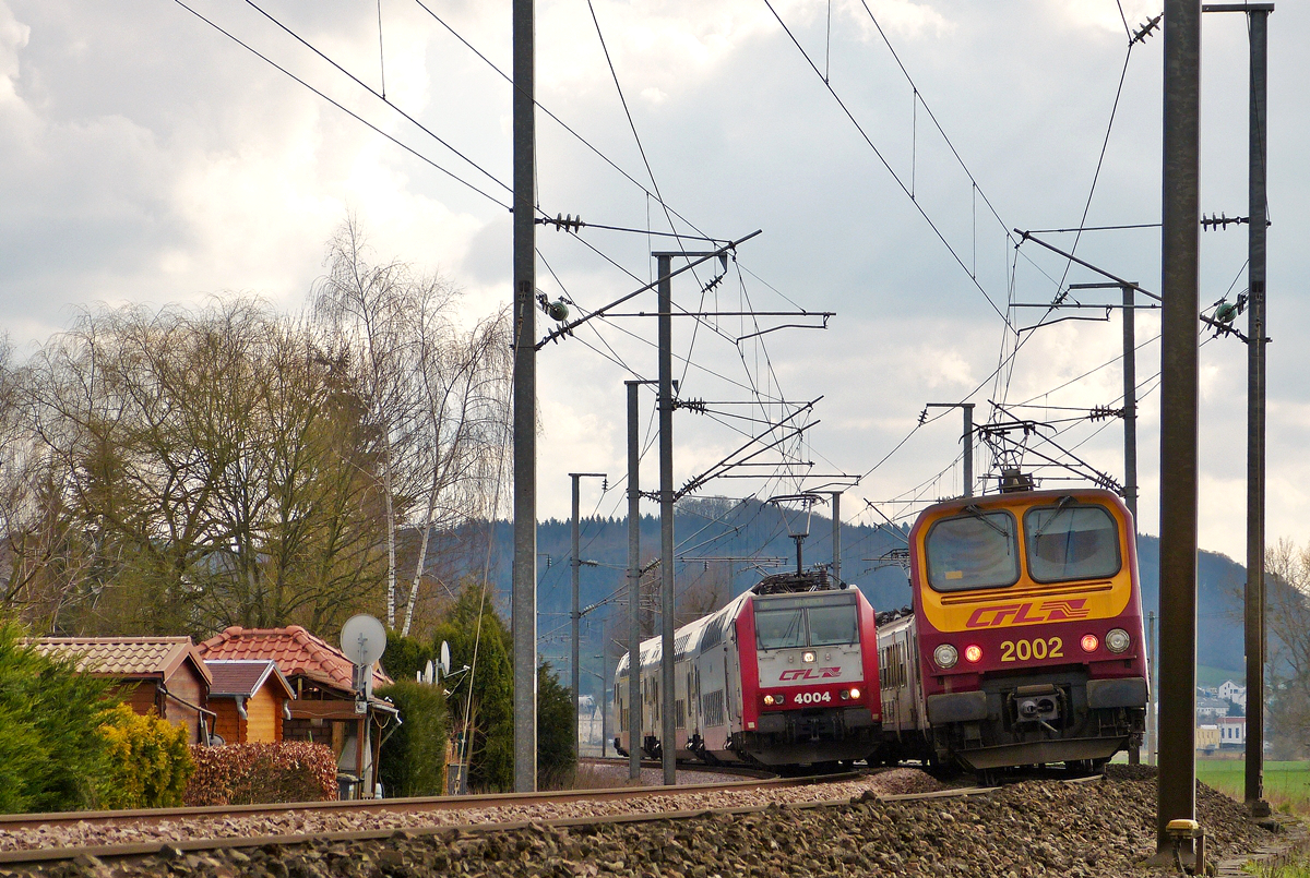 . 4004 trifft auf 2002 - Am 25.02.2016 gab es in der Nhe von Rollingen/Mersch eine Zugbebegnung zwischen der E-Lok 4004 und dem Triebzug 2002. (Hans) 