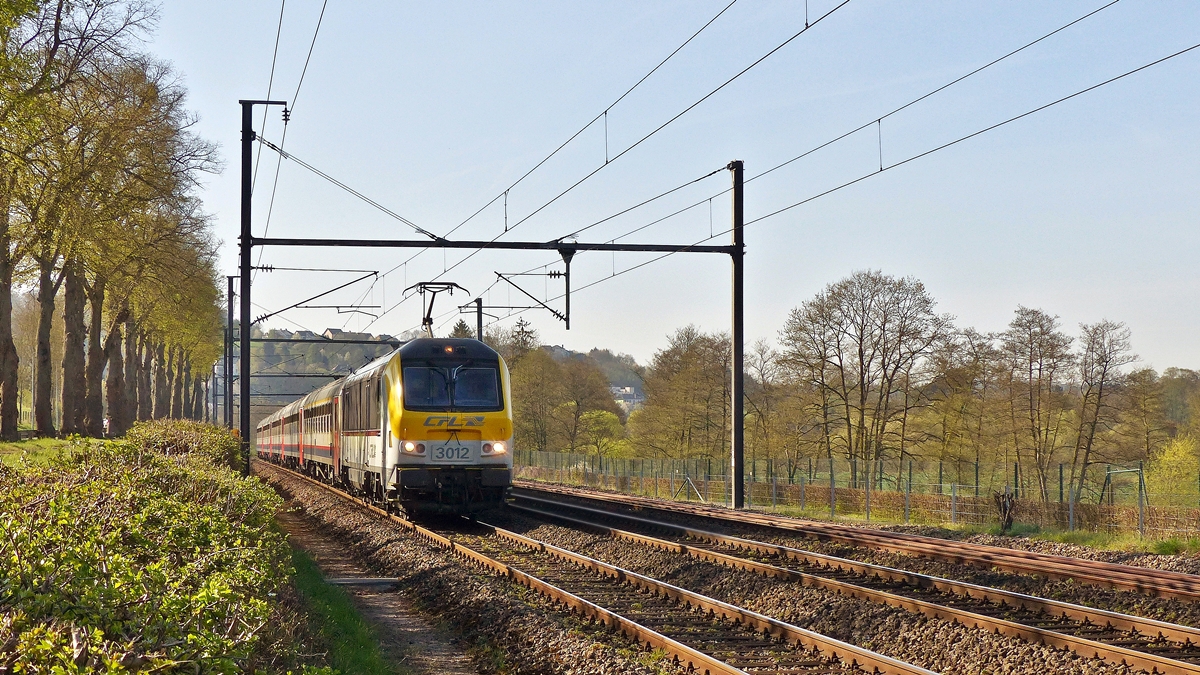 . Als die 2012 den IC 111 Luxembourg - Liers am 21.04.2015 ber die Nordstrecke zog, herrschte schon Gegenlicht an der Fotostelle in Schieren. (Jeanny)