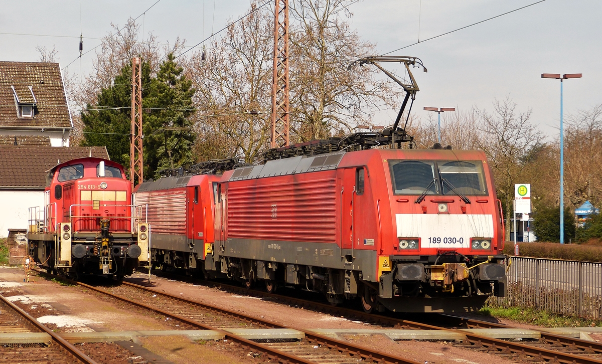 . Am 03.04.2015 waren die beiden E-Loks 189 030-0 und 189 043-3 (als Reserve fr den Erzbomber), sowie die Rangierlok 294 613-5 im Bahnhof von Dillingen/Saar abgestellt. (Hans)