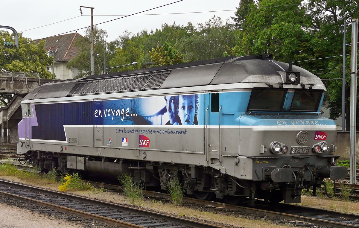 . Am 19.06.2010 war die Grodiesellok CC 72175 in ihrer extravaganten  en voyage...  Farbgebung im Bahnhof von Mulhouse abgestellt. (Jeanny)

Die CC 72000 ist eine Baureihe dieselelektrischer Lokomotiven der staatlichen franzsischen Eisenbahngesellschaft SNCF. Die zunchst im Schnellzug- und spter auch im Gterzugdienst eingesetzten sechsachsigen Maschinen sind die strksten Diesellokomotiven der SNCF.

Die Lokomotivbaureihe CC 72000 wurde im Dezember 1965 in Auftrag gegeben. Die uere Form ist an die der Baureihe CC 40100 angelehnt, das auch als nez cass (gebrochene Nase) bezeichnete Design stammt von Paul Arzens. Abweichend vom franzsischen Standard erhielten die Maschinen ein zuschaltbares drittes Spitzenlicht fr den grenzberschreitenden Verkehr nach Deutschland und in die Schweiz. Am 12. April 1968 traf die Vorserienmaschine CC 72002 in Grenoble zu Testfahrten auf der Ligne des Alpes nach Veynes ein. Die erste Serienmaschine wurde im Dezember 1970 in Rennes, die letzte im Juni 1974 ebenda in Dienst gestellt. Neunzehn der ersten zwanzig Lokomotiven (72001 bis 72016 und 72018 bis 72020) waren fr eine Hchstgeschwindigkeit von 140 km/h ausgelegt, bei der 72017 und den Maschinen ab 72021 wurde sie auf 160 km/h heraufgesetzt. Infolge der ersten lkrise wurden nach 1973 keine weiteren Lokomotiven dieser Baureihe mehr bestellt.

Vom Pariser Bahnhof Gare de l’Est zogen sie den Trans-Europ-Express Arbalte ber Belfort und Mulhouse bis nach Basel. Auch von Valence ber Grenoble kamen CC 72000 bis nach Genf in die Schweiz.

Die SNCF hat in den Jahren 2002-2004 einen Teil der Baureihe CC 72000 remotorisiert und diese dann in die Reihe CC 72100 umbenannt, da sie auf eine grere Zahl dieser auch schon betagten Loks noch einige Zeit nicht verzichten kann. uerlich sind die Loks aber nur an der Beschriftung zu unterscheiden. Von der formschnen Reihe CC 72000 wurden von 1967-1974 ursprnglich 92 Stck gebaut. Dreiig der 160 km/h schnellen Lokomotiven wurden zur Baureihe CC 72100. Sie erhielten neue Motoren und als dritte Ziffer eine 1 bei gleicher Ordnungsnummer, so wurde z. B. aus der 72021 die 72121.

Wegen der hohen Lrm- und Abgasemissionen schieden die CC 72000 verhltnismig frh aus dem aktiven Dienst aus.

Die technischen Daten der CC 72000:

Nummerierung: 72001 – 72092
Anzahl: 92
Hersteller: Alsthom, SACM
Baujahr(e): 1967–1974
Achsformel: C’C’
Spurweite: 1435 mm (Normalspur)
Lnge ber Puffer: 20.190 mm
Dienstmasse: 114 t bis 118 t
Hchstgeschwindigkeit: 100 km/h bis 160 km/h
Dauerleistung: 	2.250 kW
Anzahl der Fahrmotoren: 2  Typ TAO 656 B1
Antrieb: diesel-elektrisch



