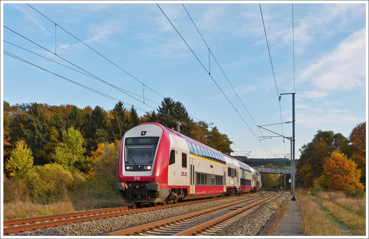 . Am 22.10.2013 gegen Abend wurde das Licht weicher, als der IR 8641 Luxembourg - Gouvy dem Bahnhof von Wilwerwiltz entgegenfuhr. (Jeanny)
