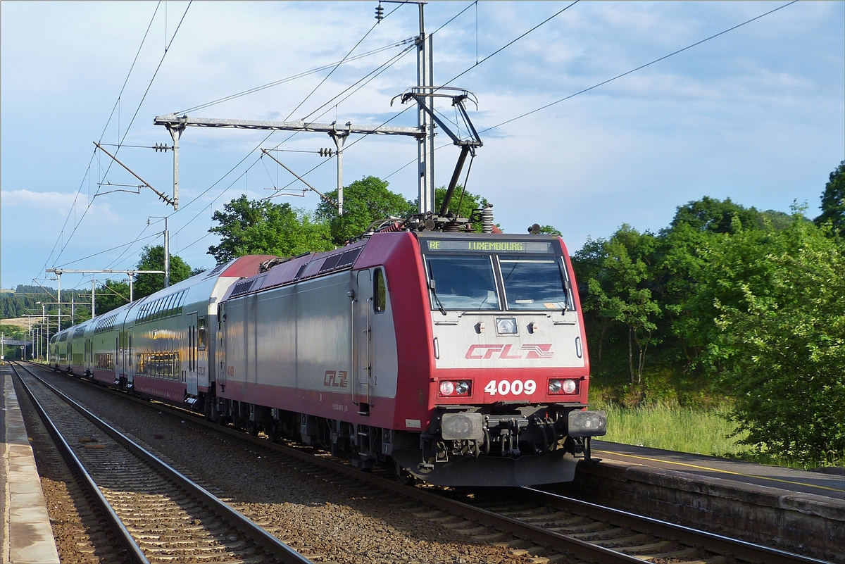  Am Abend des 02.06.2017 schiebt Lok 4009 ihren Zug aus dem bahnhof von Wilwerwiltz in Richtung Luxemburg. (Hans)