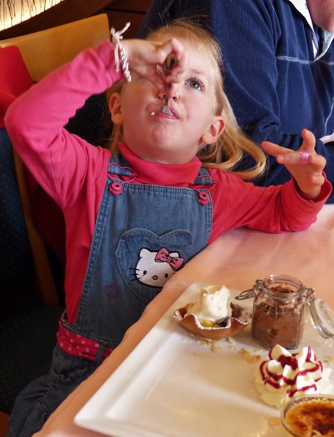 . An Omas Dessert naschen macht Riesenspa�. 26.10.2014 (Jeanny)