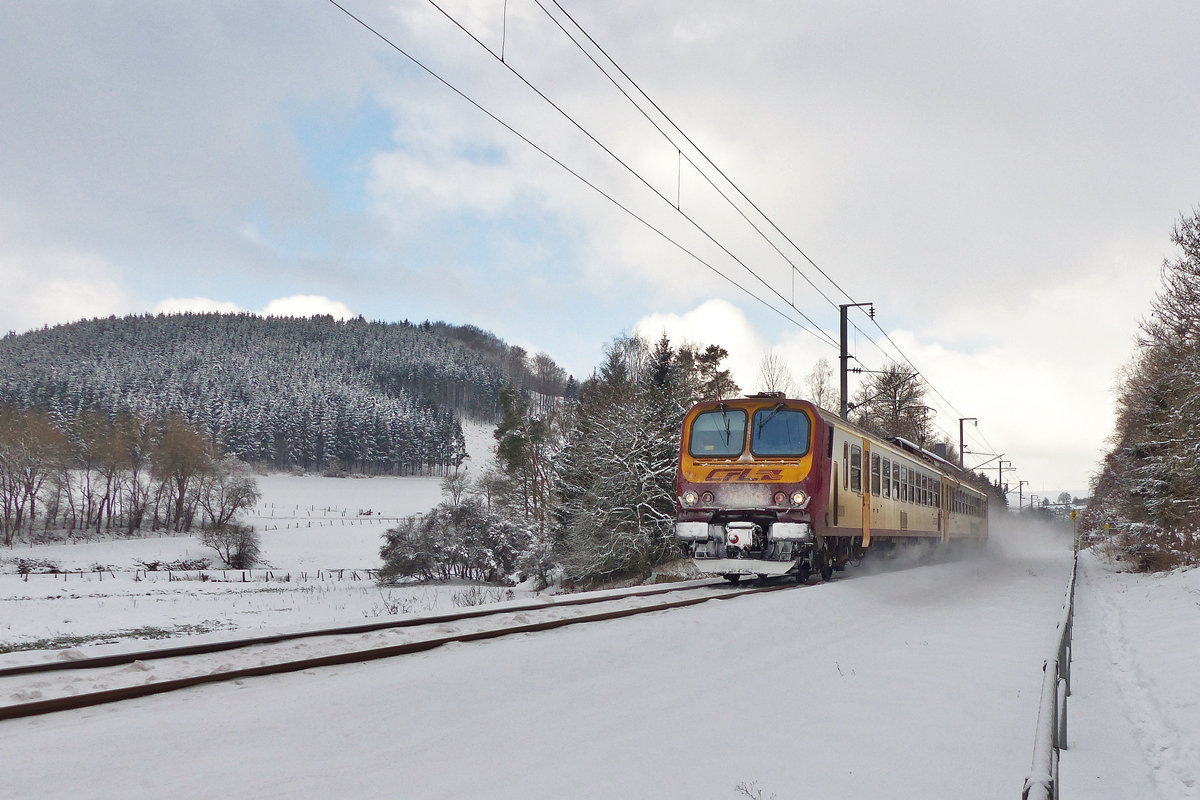 . Auch ein kleiner Z 2 kann viel Schnee aufwirbeln - Whrend einer Fotowolke braust am 17.01.2016 der Triebzug Z 2009 als RE 3785 Troisvierges - Luxembourg  zwischen Sassel und Maulusmhle ber die luxemburgische Nordstrecke. (Jeanny) 