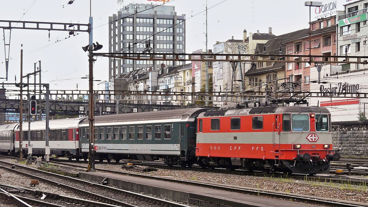 . Aus dem Archiv - Die Re 4/4 II 11108 in der Swiss Express Farbgebung fhrt am 04.08.2008 in den Bahnhof Basel SBB ein. (Jeanny)