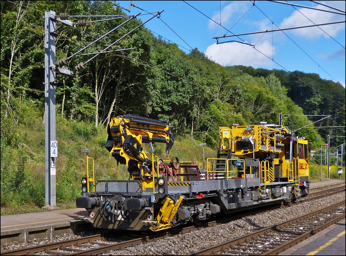 . Bedingt durch Bauarbeiten auf der luxemburgischen Nordstrecke zwischen Mersch und Ettelbrck, stand am 09.09.2013 der CFL IF ROBEL IIF 781 (9982 9236 781-5L-CFLIF) im Bahnhof von Cruchten. (Hans)